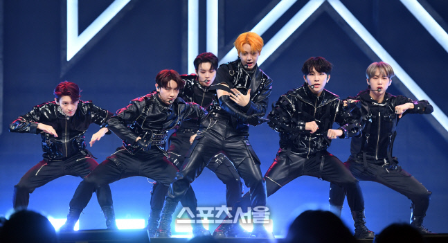 [포토]TNX, 강렬한 데뷔 무대