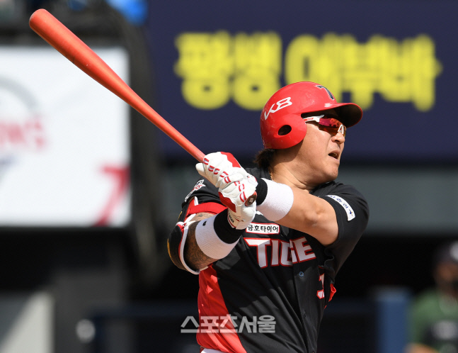 KIA 최형우 대타로 나서 2타점, 역대 네 번째 3600루타 달성[SS 사직in]