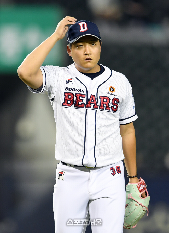 [포토]두산 권휘, 한 타자만 상대하고...