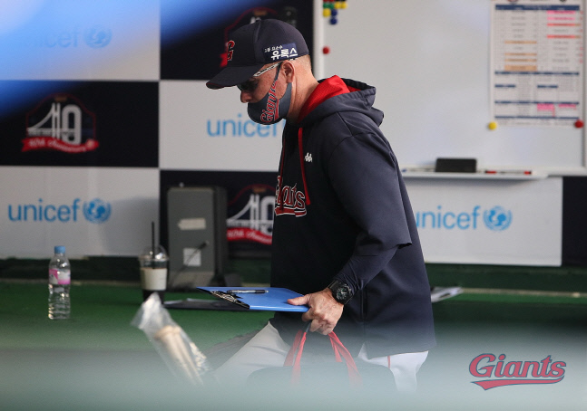 220518-기아전-16-서튼감독 퇴장장면KCH17020