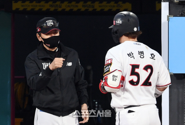 [포토]이강철의 축하를 받는 KT 박병호