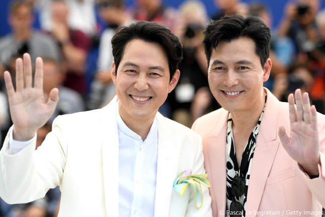 "안녕하세요" 해외 취재진, 이정재·정우성 향해 한국어로 인사하며 열띤 취재