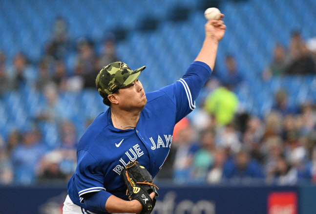 시즌 첫승 따낸 류현진 "구속 차 활용하면 경쟁력 있을 것"
