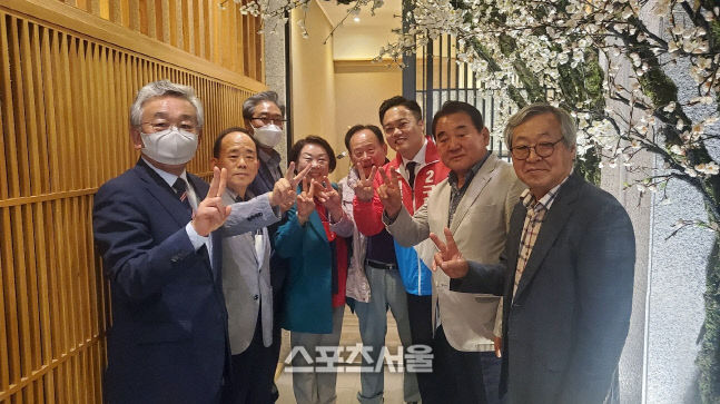 화성시의회 전현직 의장단 8명, 구혁모 화성시장 후보 지지 선언