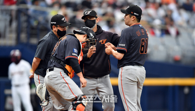 3회말 위기몰린 이민우, 버티자![포토]