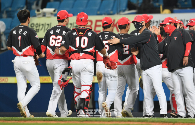 [포토]승리의 하이파이브를 나누는 KIA 김종국 감독