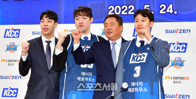 선전을 다짐하는 전창진 감독과 허웅, 이승현, 정창영[포토]