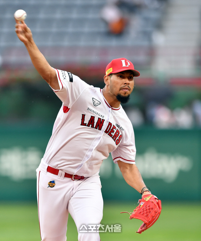 '3회까지 퍼펙트' 롯데전 역투펼치는 SSG 폰트[포토]