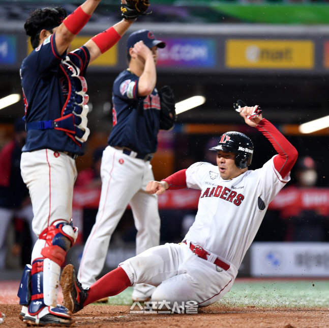4회말 추가득점하는 이재원[포토]