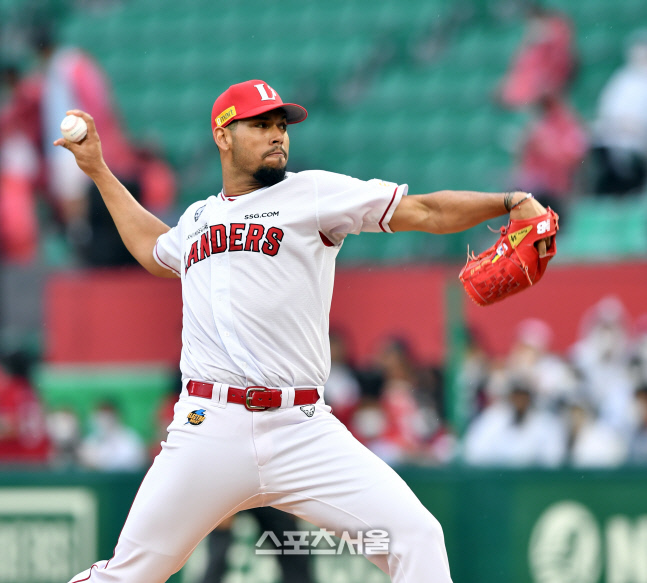 롯데전 역투펼치는 SSG 폰트[포토]