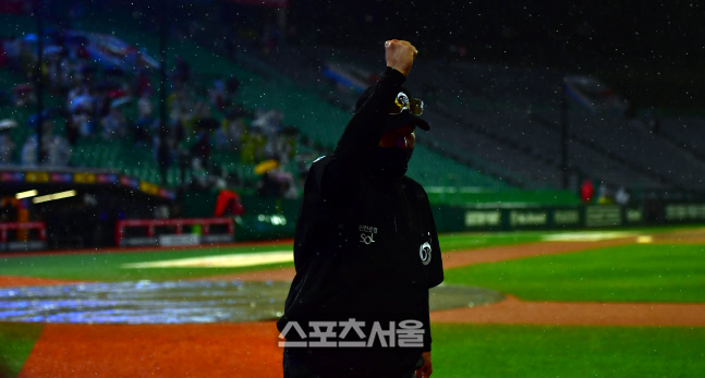 SSG-롯데전 우천콜드게임 선언하는 심판원[포토]