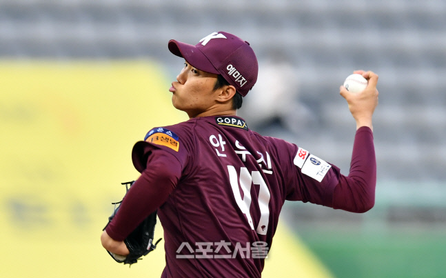 폰트와 대결펼치는 키움 안우진[포토]