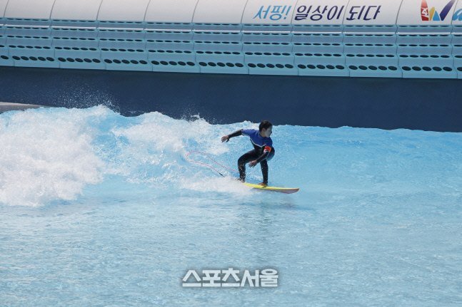 (시흥)웨이브파크 리프존에서 서핑을 즐기는 서퍼_박상준 촬영