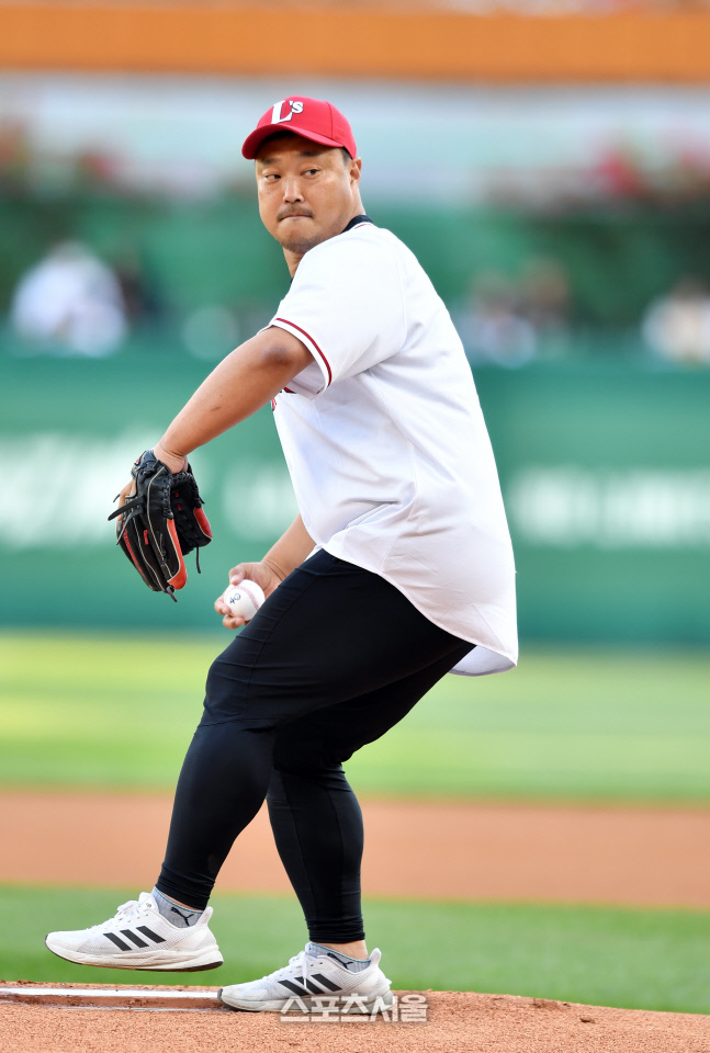 \'마운드에서 시구하는\' 유튜버 산적TV 밥굽남[포토]