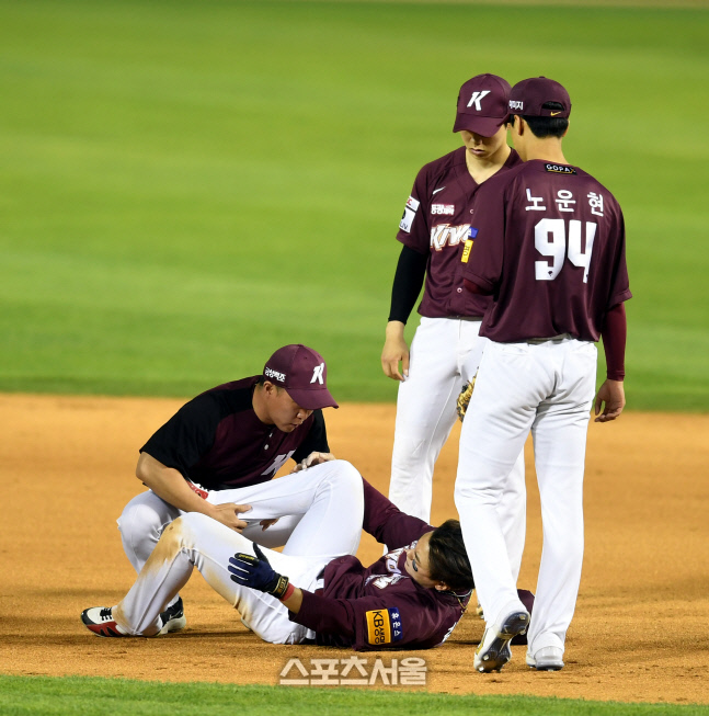 [포토] 수비 도중 부상 당한 김태진