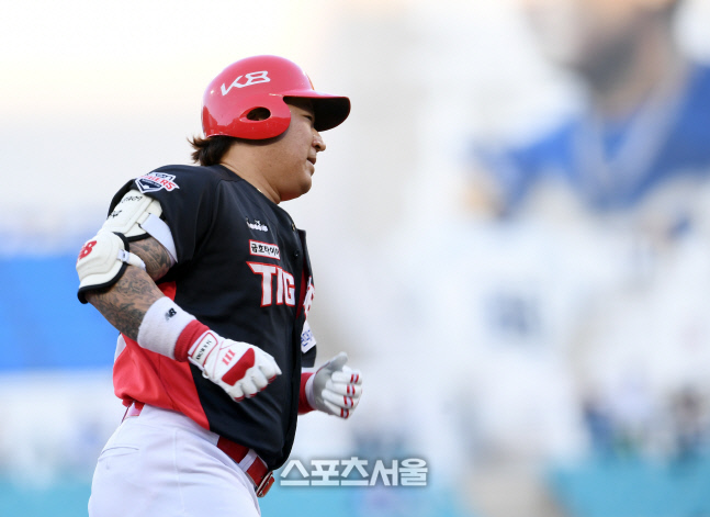 [포토]시즌 첫 홈런 기록한 KIA 최형우