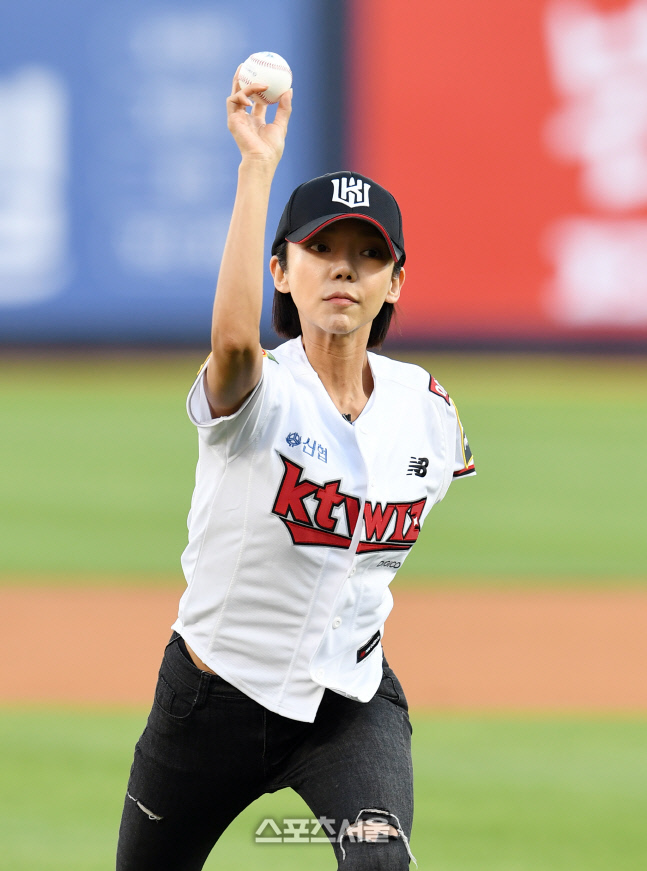 [포토]WBC 피트니스 4관왕 김나윤의 시구