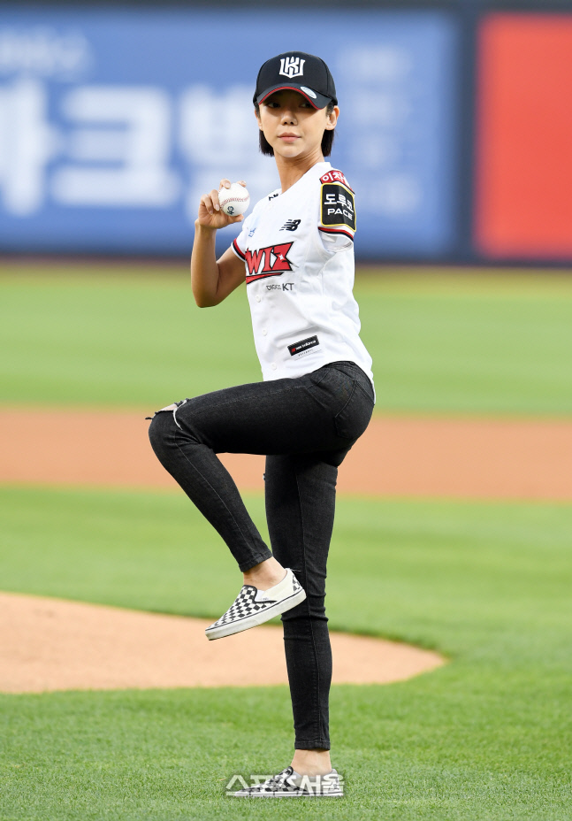 [포토]WBC 피트니스 4관왕 김나윤의 시구