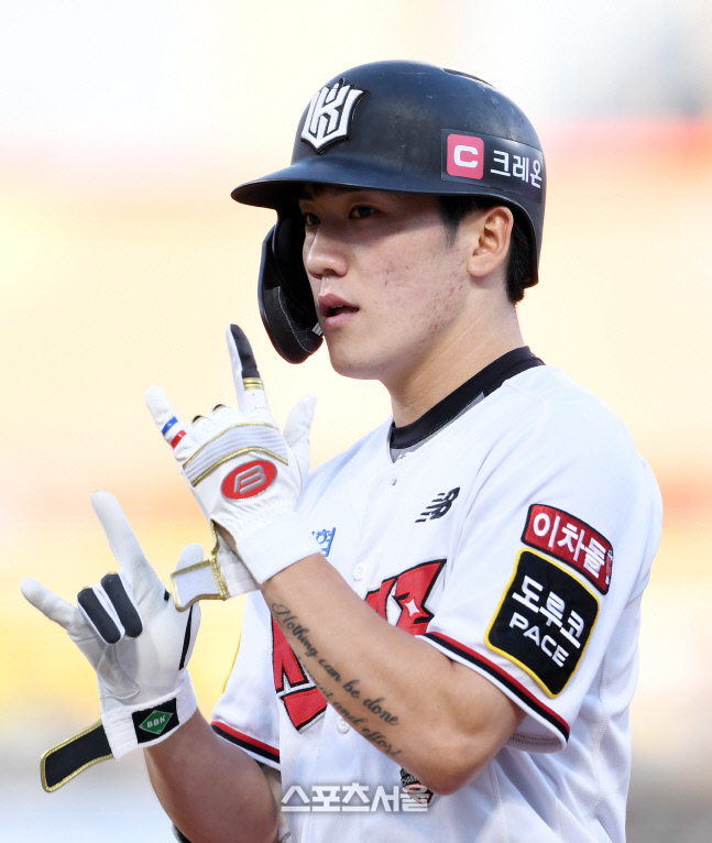[포토]첫 타석 안타 기록하는 KT 홍현빈