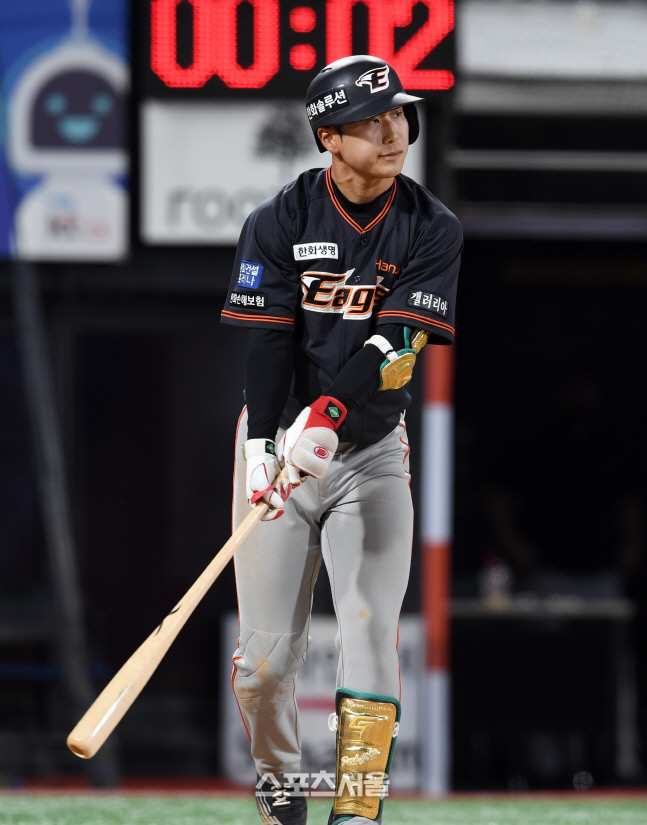 [포토]동생 박영현에게 삼진 당한 형 박정현, 마운드로 시선이...