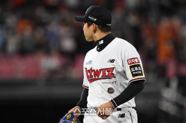 [포토]형 박정현 쪽을 바라보는 동생 박영현, 삼진 잡고도 미안하네...