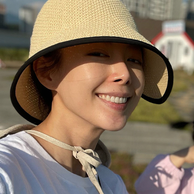 '35㎏' 신지수, 말랐는데 꿀피부 욕심까지…"모자 그림자로 기미 가림"[★SNS]