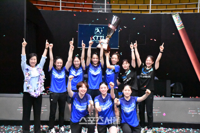 17세 김나영이 끝냈다...포스코에너지, 프로탁구 원년 통합챔프 등극
