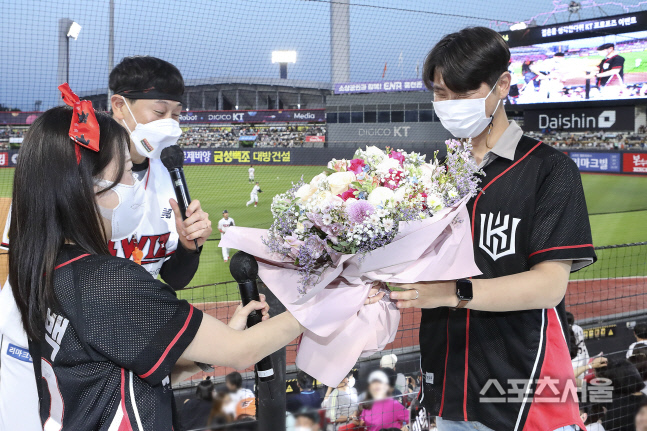 KT, '결혼혜택패키지' 프로모션… 위즈파크에서 '로맨틱 프로포즈'