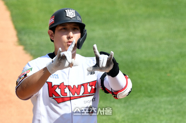 동점 무너트린 황재균, 김민우 상대 2점홈런[포토]