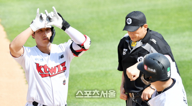 동점 무너트린 황재균, 김민우 상대 2점홈런[포토]