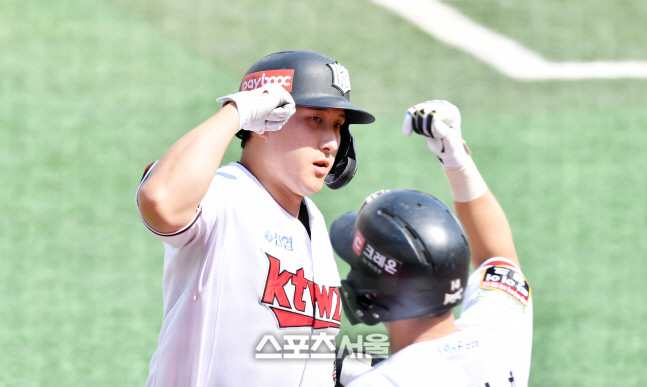 1-1 균형 깬 2점홈런 황재균[포토]