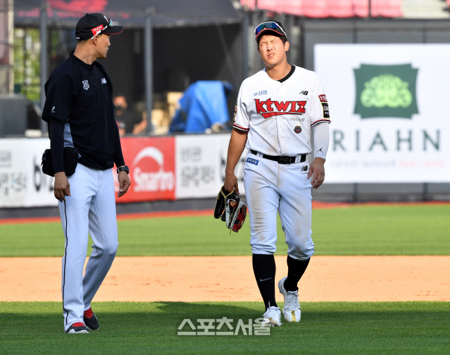 '경기도중 몸 이상으로 교체되는 황재균'포토]