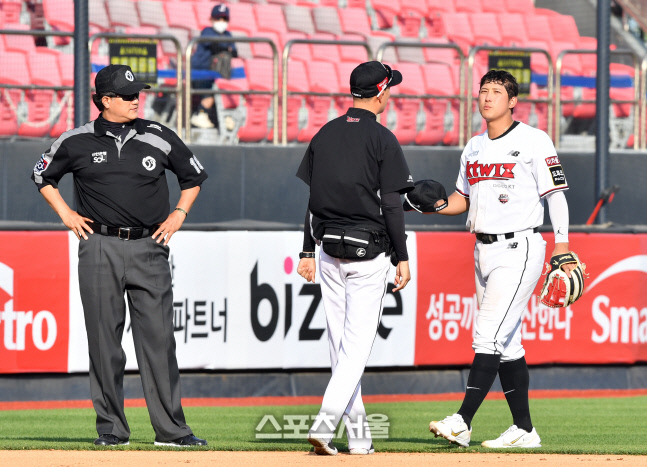 '경기도중 몸 이상으로 교체되는 황재균'포토]