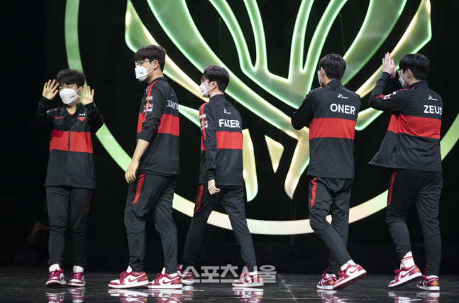 우리가 바로 T1이다, 2세트 RNG 잡고 승부는 원점[SS벡스코in]