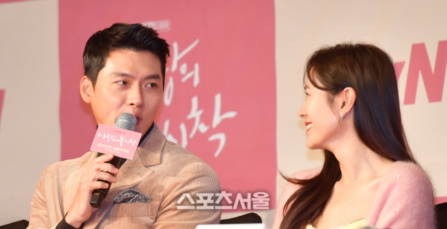 열애설 기자 질문에 답하는 현빈 [포토]