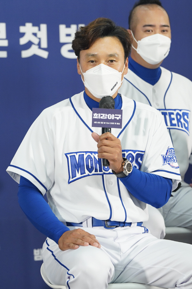 '최강야구' 이승엽 "PD가 야구 팬이라서 출연…강한 팀 만들겠다"