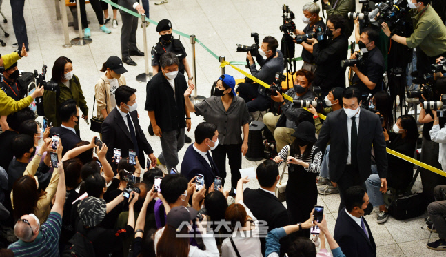 공항 빠져나가는 아이유, 이주영, 고레에다 감독[포토]