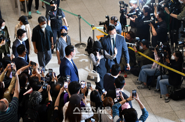 공항 빠져나가는 아이유, 이주영, 고레에다 감독[포토]