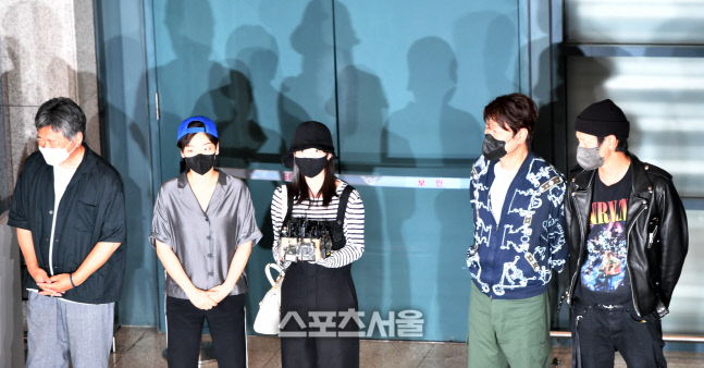 칸 입성 소감밝히는 아이유[포토]