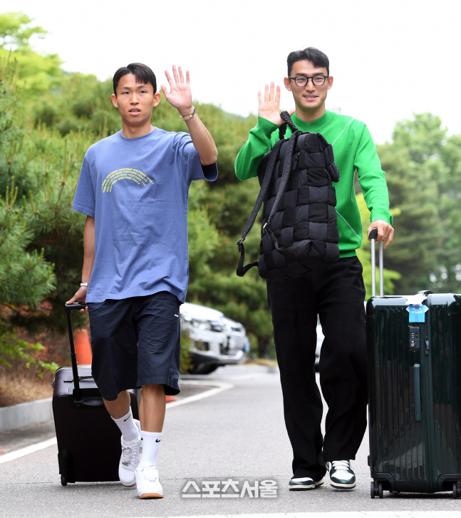 [포토]함께 손인사 건네는 정우영과 조유민