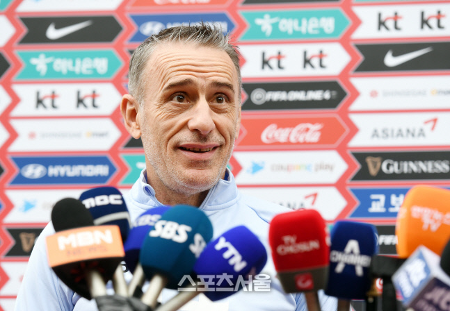 [포토]브라질전 각오 밝히는 벤투 감독