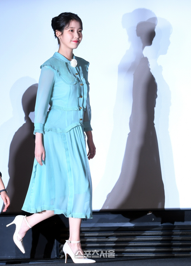 [포토] '브로커' 아이유, 미소 머금고 입장