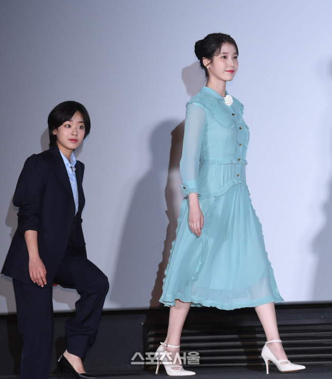 [포토] 무대 오르는 아이유와 이주영