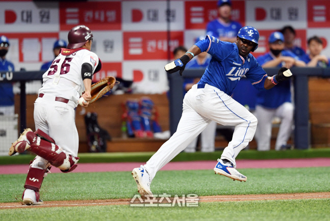 [포토]이지영에게 쫓기는 피렐라