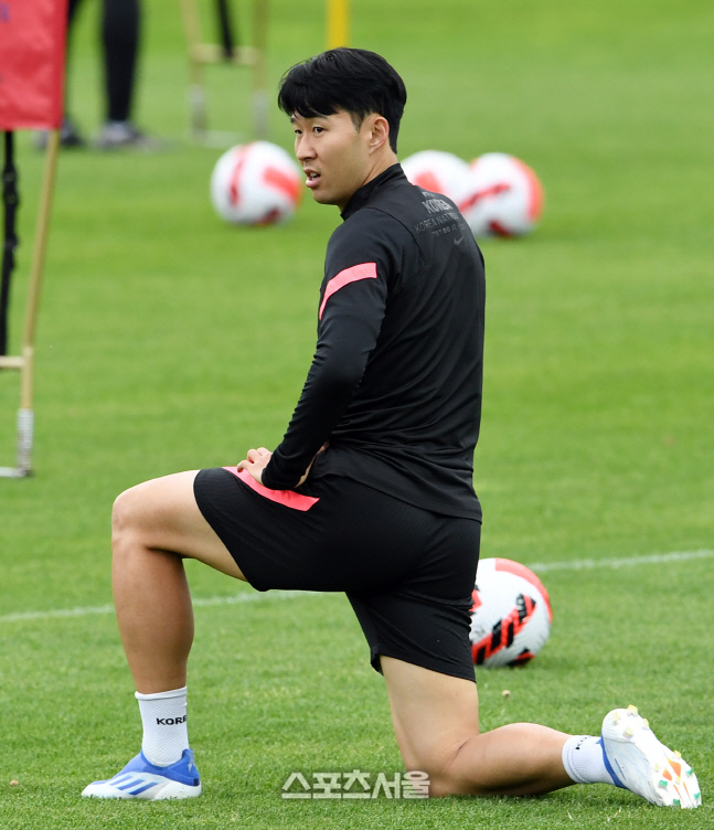 누가 봐도 인종차별?…손흥민 올해의선수 후보 제외에 현지 팬 'NO SON' 항의