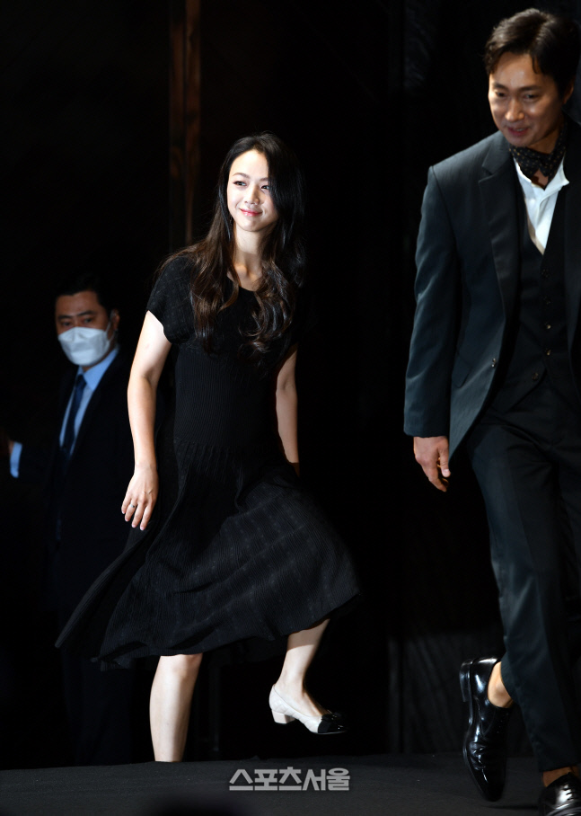 '여유넘치는' 탕웨이, 칸 감독상수상작 헤어질 결심 제작보고[포토]