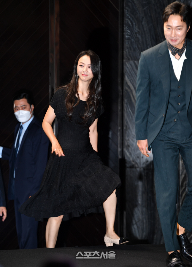 '올블랙' 탕웨이, 칸 감독상수상작 헤어질 결심 제작보고[포토]