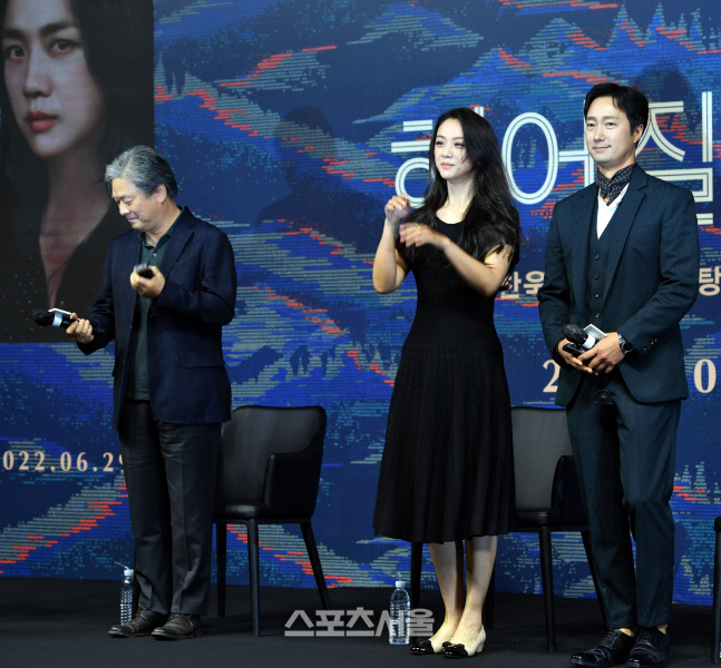 '헤어질 결심' 박찬욱 감독과 탕웨이, 박해일[포토]