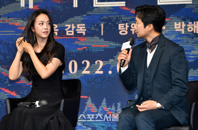 '헤어질 결심' 탕웨이, 박해일과 눈맞춤[포토]