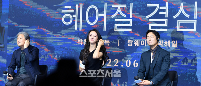 '헤어질 결심' 탕웨이, 두 남자의 묘한 눈빛[포토]